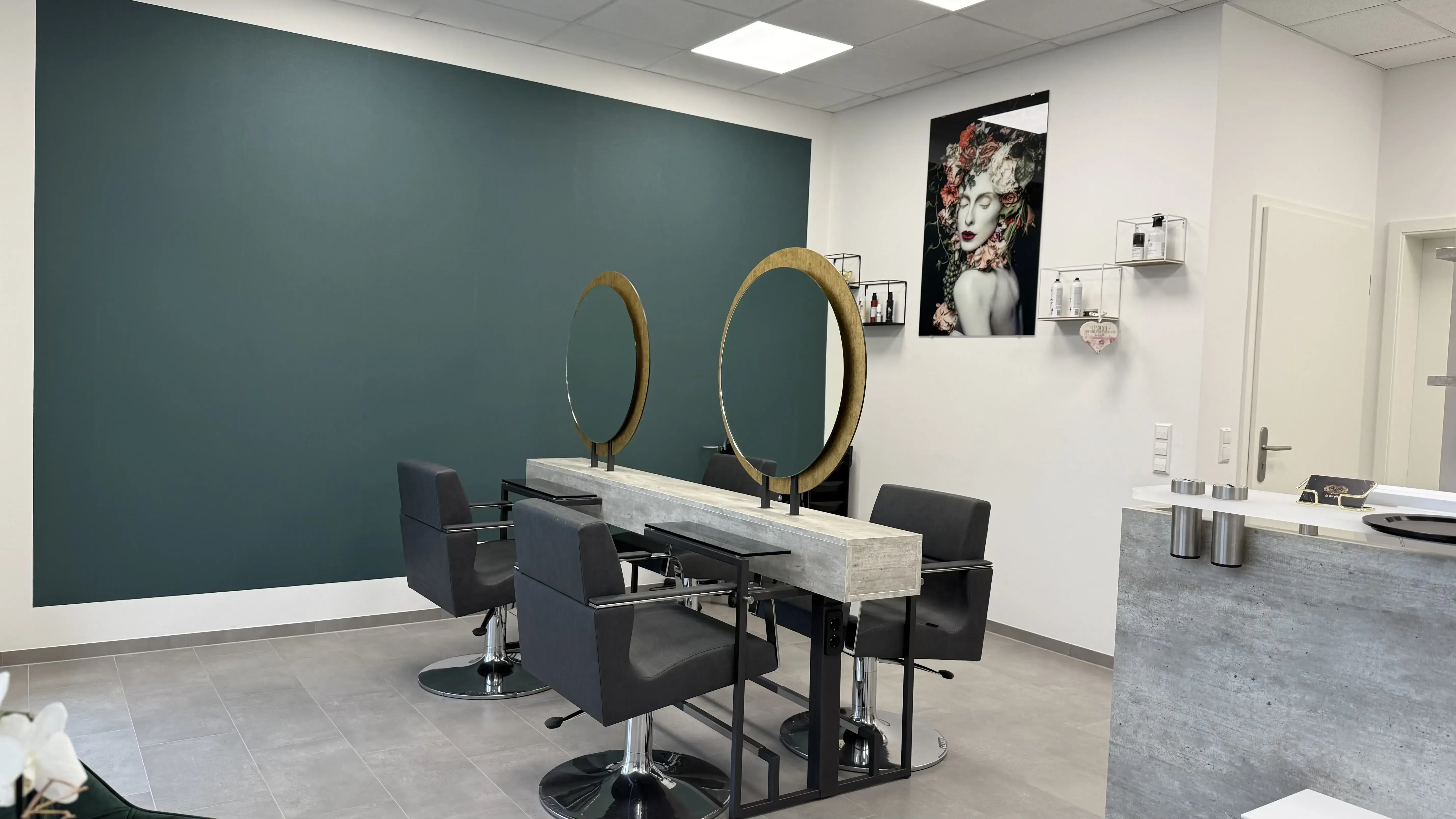 Stilvoller Friseurbereich mit professionellen Arbeitsplätzen